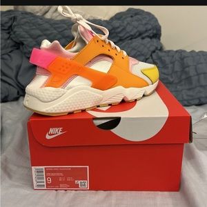 Size 9 Nike running shoes (Never worn)